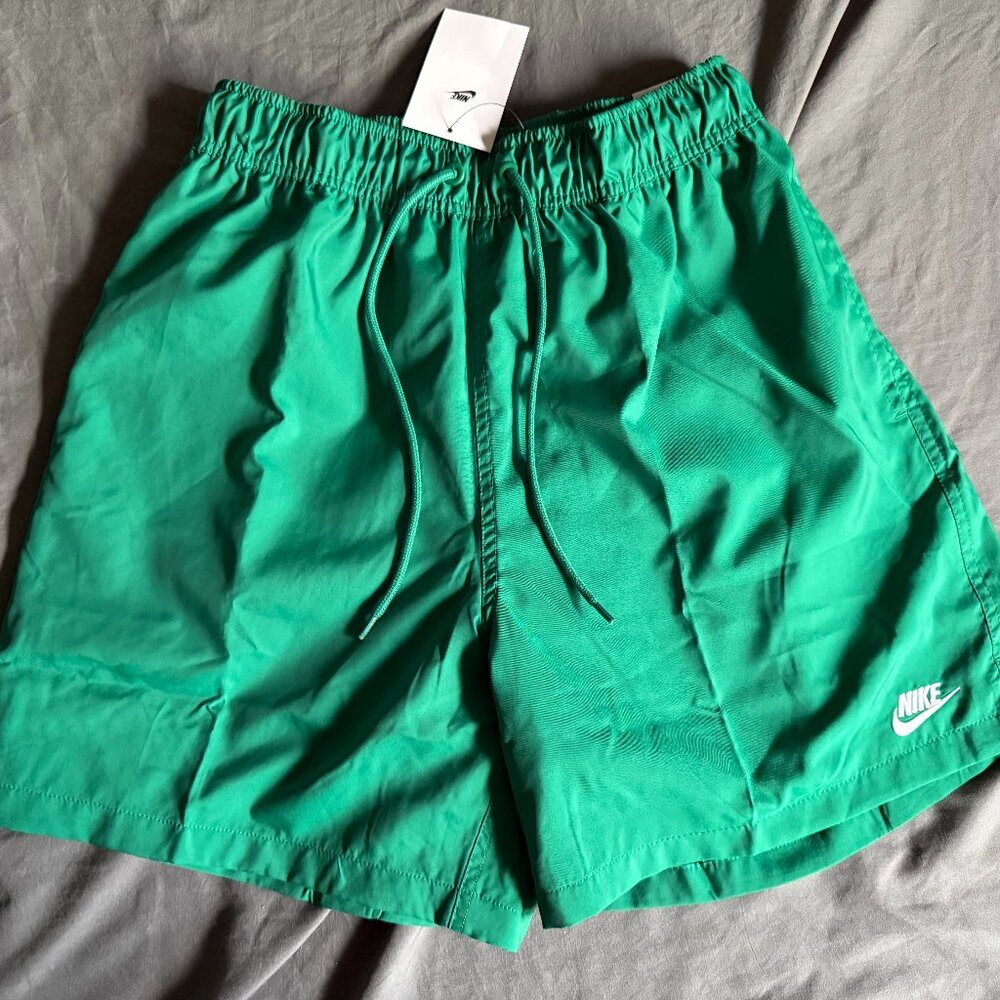 Nike Sportswear Woven Flow Shorts FN3307-365 Green Size Medium